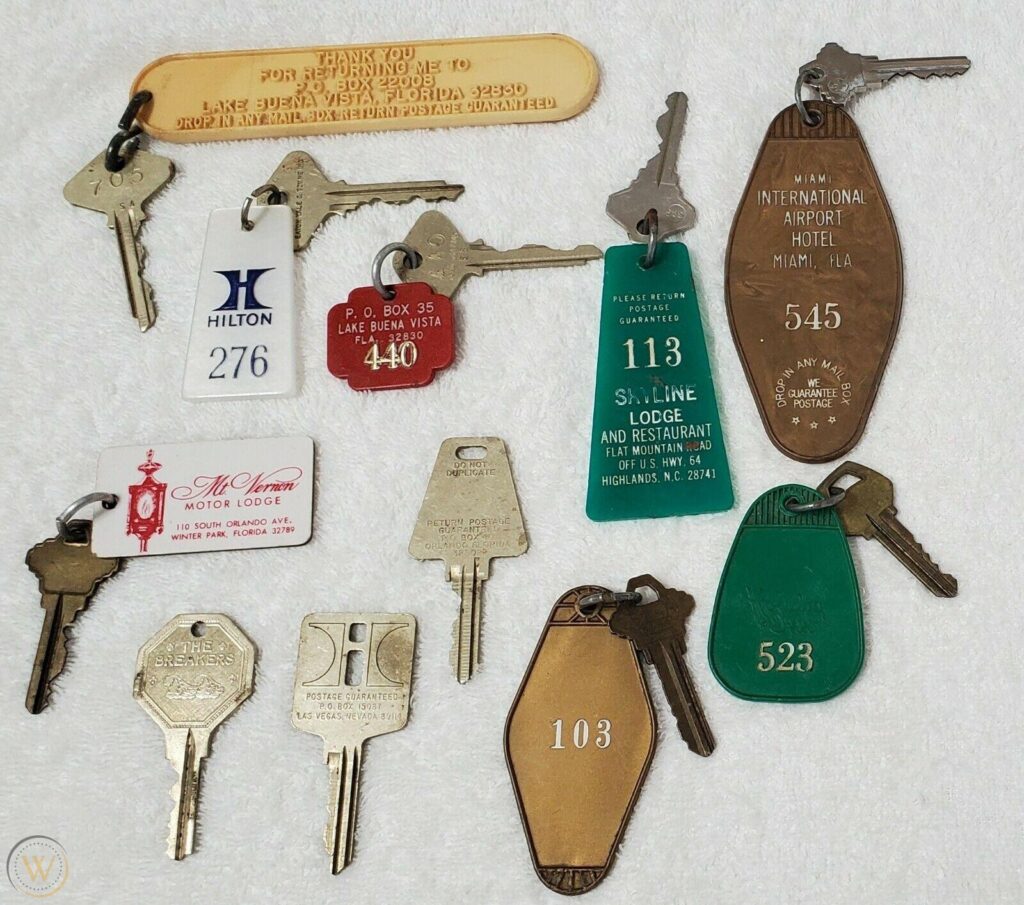 Muchas llaves de habitación de hotel de motel vintage Fob 13ad2c390a0b1cd43577d1ef090a4fbc1 1